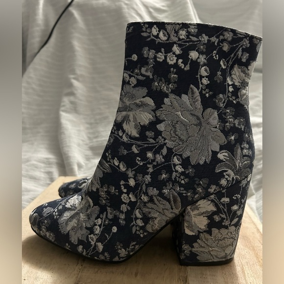 Merona Women's Arie Brocade Booties gorgeous floral pattern Size 7.5 NWT - Picture 1 of 8